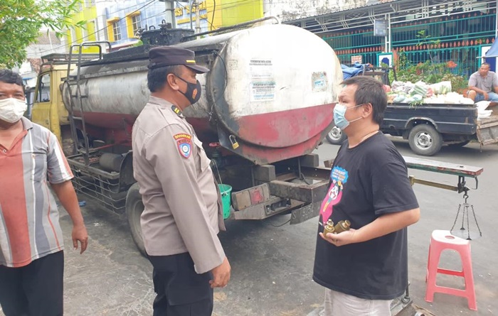 Petugas Satuan Binmas Polres Mojokerto Kota saat melakukan pengecekan di salah satu agen penyalur minyak goreng.