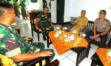 Bupati Anas didampingi  Komandan Kodim (Dandim) Letkol Inf. Roby Bulan, Kapolres Banyuwangi AKBP Budi Mulyanto menerima kunjungan 083/ Baladhika Jaya, Kolonel Inf. Wachid Apriliyanto di Makodim 0825 Banyuwangi.