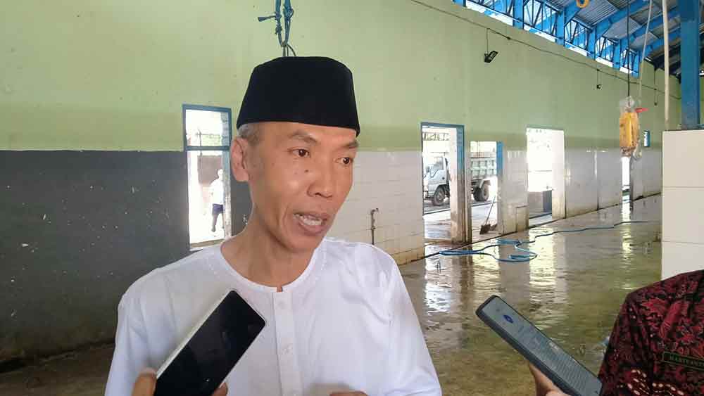 Kepada Dinas DKPP Kota Kediri M. Ridwan, saat berada dilokasi Rumah Potong Hewan (RPH) Kota Kediri. (Ist)