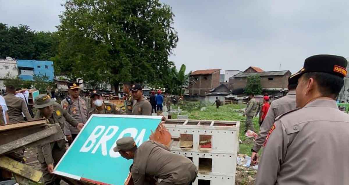 Petugas gabungan saat melakukan penertiban di Makam Rangkah Surabaya.