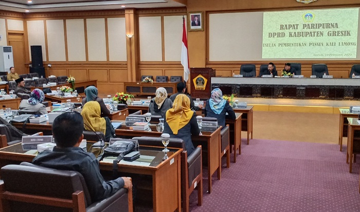 DPRD Gresik saat menggelar paripurna usulan Pansus dan Interpelasi Banjir Kali Lamong. foto: SYUHUD/ BANGSAONLINE