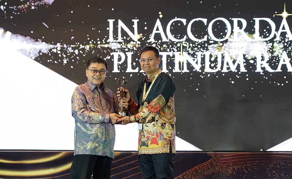 Direktur Keuangan dan Umum Petrokimia Gresik, Robby Setiabudi Madjid (kanan), saat menerima Platinum Rank di Asrrat 2023. Foto: Ist