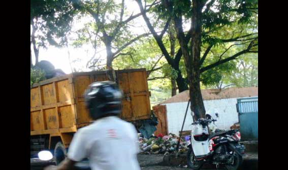 Sampah menumpuk di TPS Pasar Burung timbulkan bau busuk yang menyengat. [ft:nur qomar/ BANGSAONLINE]