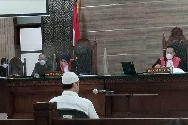 Terdakwa Ferry Irawan saat mengikuti sidang dakwaan.