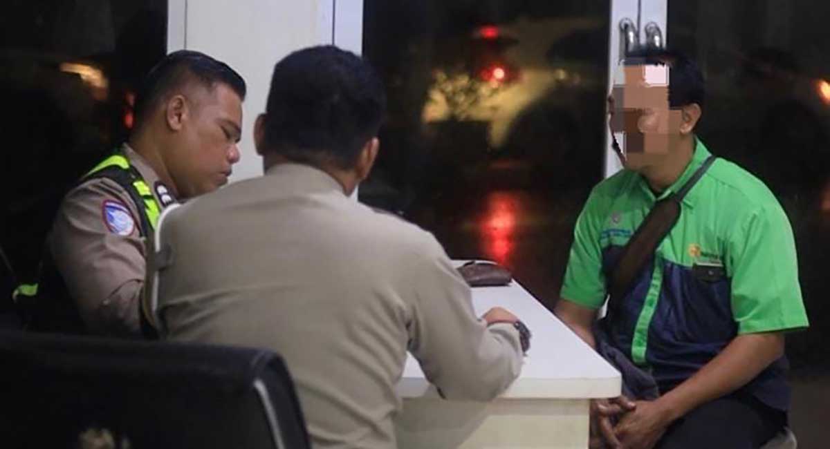Petugas dari Satlantas Polres Gresik saat menindak sopir Transjatim yang terbukti ugal-ugalan ketika berkendara. Foto: Ist