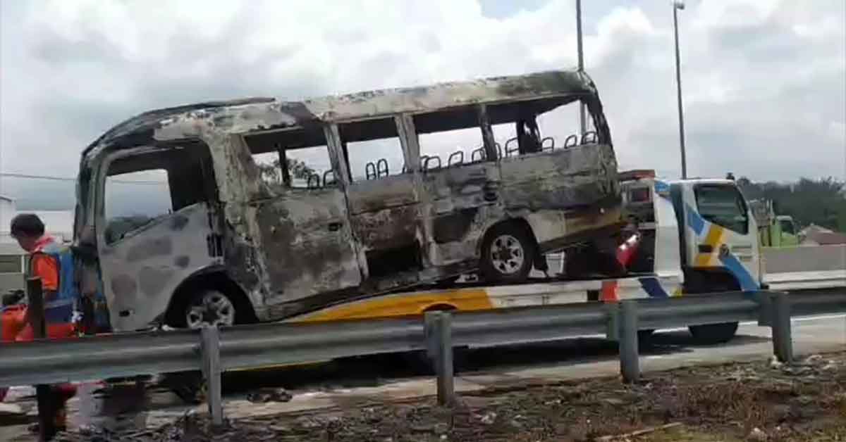 Mobil jenis elf yang terbakar di Tol Pandaan-Malang.