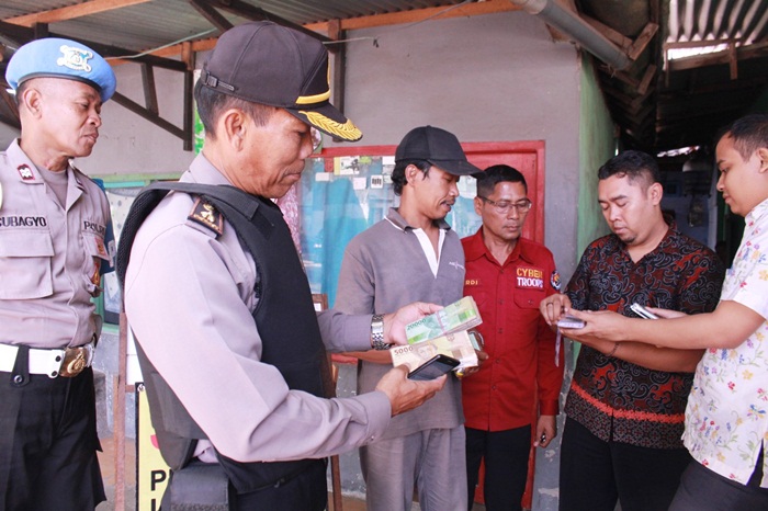 Petugas saat memeriksa  para jasa penukaran uang.