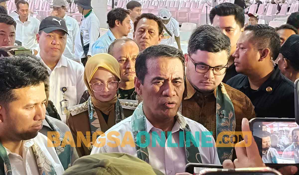 Menteri Pertanian didampingi Wagub Jatim, Bupati Kediri, dan Wali Kota Kediri, saat memberi keterangan ke awak media. Foto: MUJI HARJITA/BANGSAONLINE