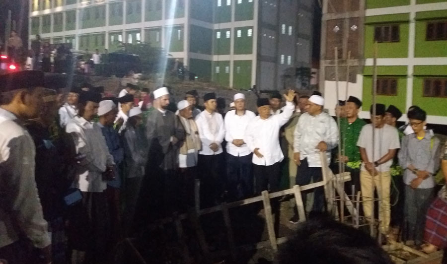 Dr. KH. Asep Saifuddin Chalim, MA (mengangkat tangan) didampingi Wakil Gubernur Jawa Timur Emil Elestianto Dardak dan Syaikh Barkawi dari Unviersitas Al Azhar Mesir beserta para kiai saat acara peletakan batu pertama masjid kampus Institut KH Abdul Chalim di Pacet Mojokerto, Selasa (22/10/2019). foto: BANGSAONLINE.com