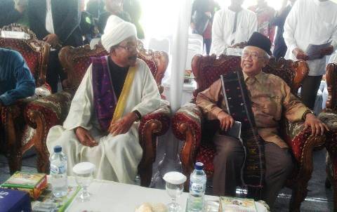 Pengasuh Pondok Pesantren Al Kautsar Al Akbar Medan Sumatera Utara Buya Syaikh KH Ali Al Akbar dan Pengasuh Pondok Pesantren Tebuireng KH Ir Salahuddin Wahid (Gus Solah) dalam pembukaan Pra Muktamar NU ke-33 di Medan Sumut, Minggu (17/5/2015) . foto: BANGSAONLINE
