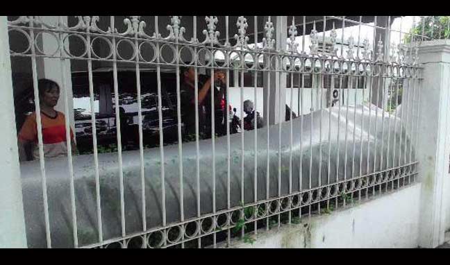 Pagar rumah dinas Kajati Jatim yang rusak.