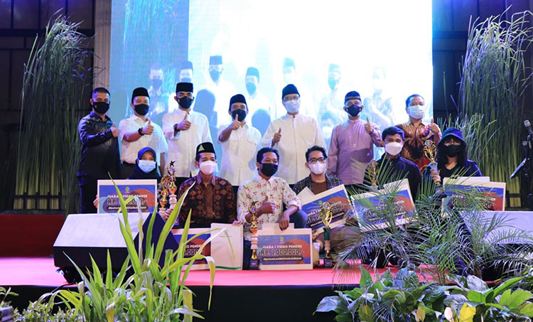 Wali Kota Pasuruan Saifullah Yusuf (Gus Ipul) menyerahkan secara langsung hadiah pemenang lomba e-sport, video pendek, dan desain poster "Mboten Mudik, Bahagia di Kota Pasuruan" di halaman Gedung Kesenian Darmoyudo Kota Pasuruan, Selasa (18/5/2021).