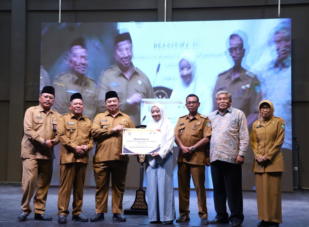 Bupati Jombang, Warsubi saat berikan beasiswa pada siswa berprestasi
