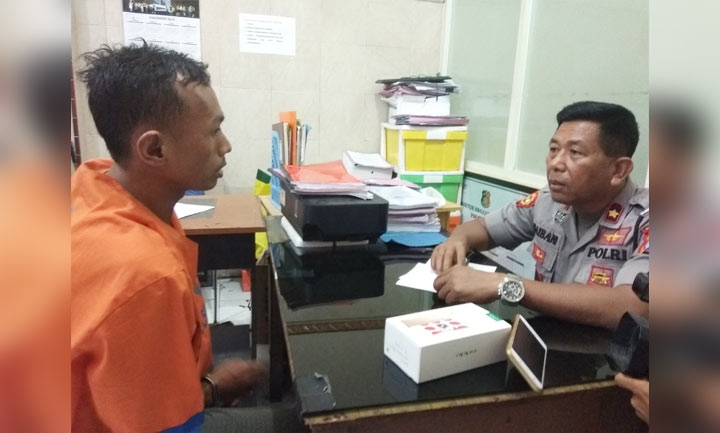 Tersangka saat diinterogasi Kanit Reskrim Polsek Waru Iptu Untoro.