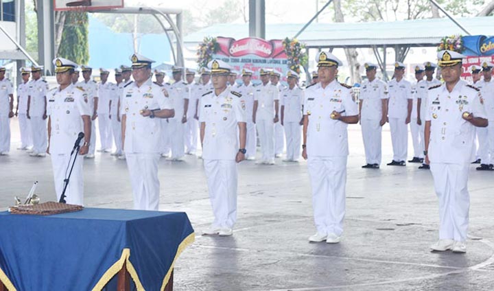 Para pejabat Koarmada II yang dilantik dalam upacara sertijab.