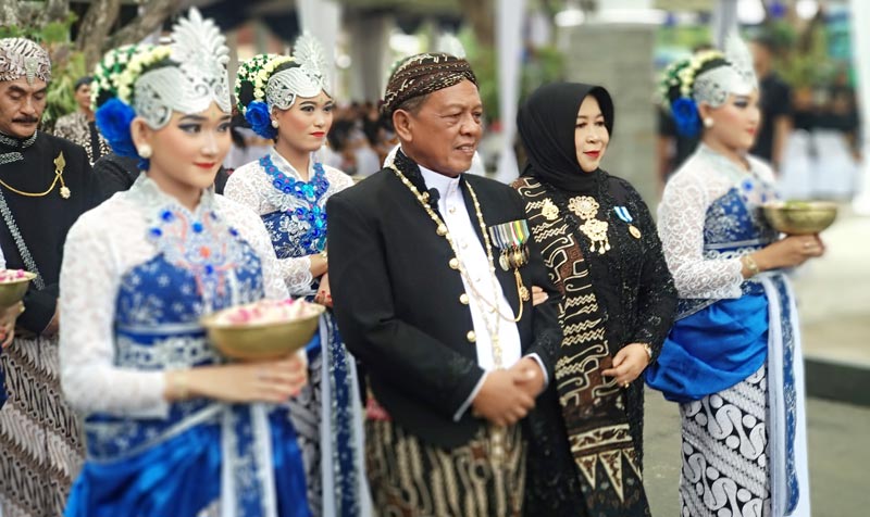 Bupati Pacitan Indartato didampingi istrinya saat prosesi kirab agung dalam rangka memperingati Hari Jadi Kabupaten Pacitan ke-275, Rabu (19/2).