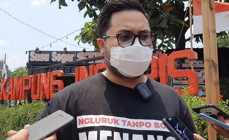 Calon Bupati Kediri Hanindhito Himawan Pramana saat berada di Kampung Inggris, Desa Tulungrejo, Kecamatan Pare, Kabupaten Kediri. foto: MUJI HARJITA/ BANGSAONLINE