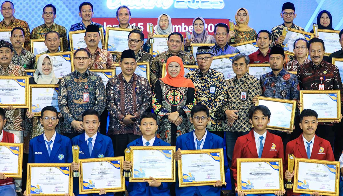 Gubernur Khofifah saat berada di Festika atau Festival Teknologi Informasi dan Komunikasi Jawa Timur 2025.
