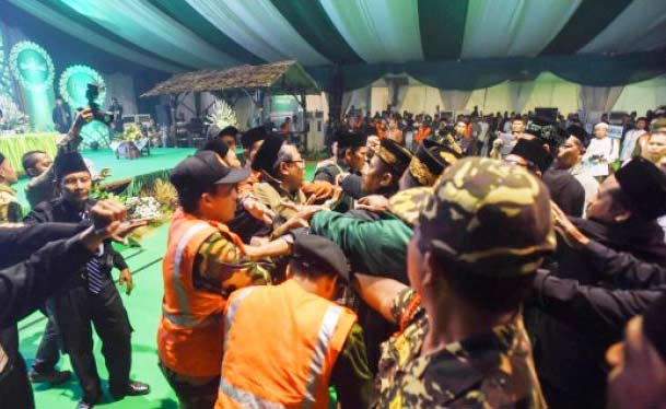 Kericuhan Muktamar NU ke-33 di alun-alun Jombang saat pembahasan tatib.