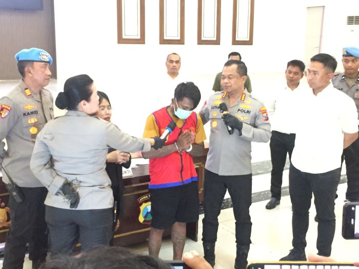 Pelaku galesung yang kini ditetapkan sebagai tersangka saat dihadirkan di konferensi pers Polrestabes Surabaya