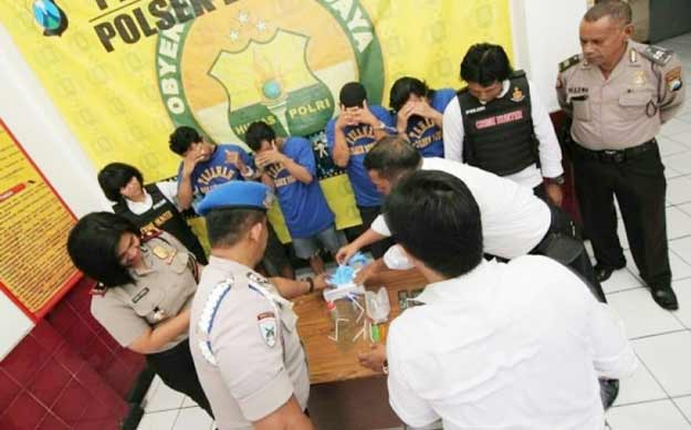4 tersangka saat di Mapolsek Bubutan 