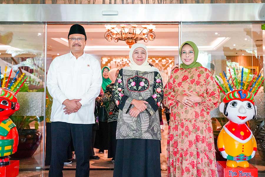 Khofifah, Ketua Umum PP Muslimat NU saat foto bersama Menteri Sosial Gus Ipul dan istri, Fatma Saifullah Yusuf.