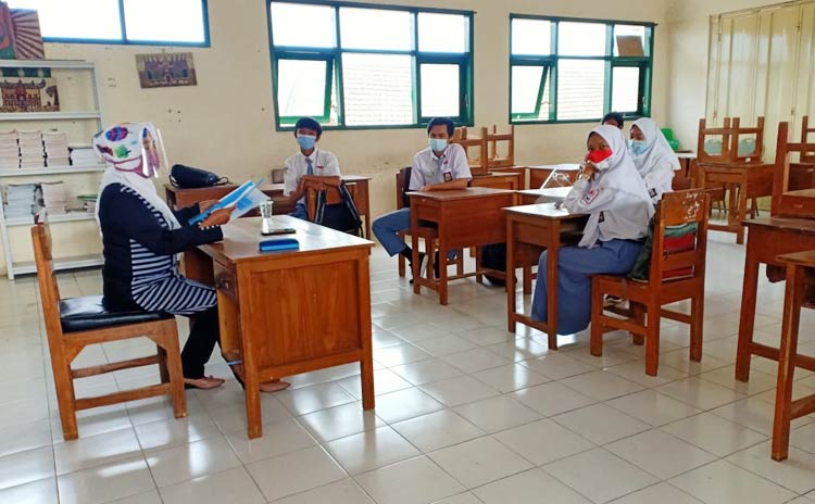 Uji coba KBM tatap muka terbatas di SMKN 2 Batu.