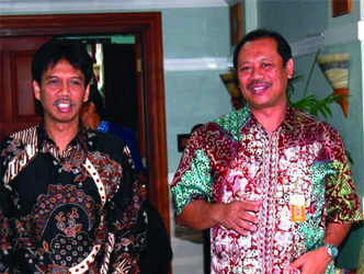 Bupati Bondowoso Amin Said Husni bersama Kepala Divisi Regional Jawa Timur Agus Setya Prastawa. foto:humas