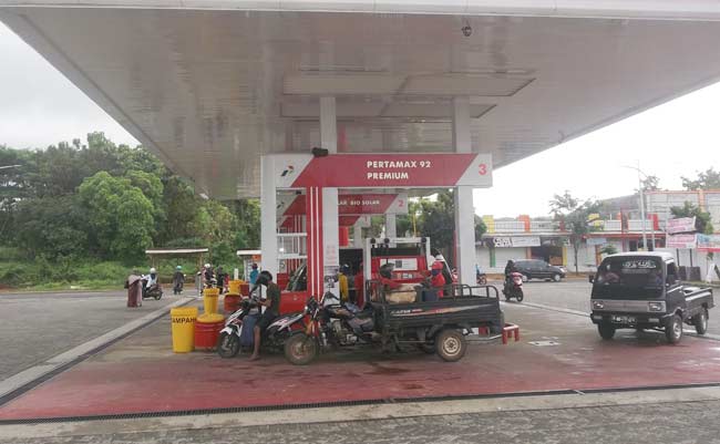 Aktivitas SPBU CODO Batuan. foto: RAHMATULLAH/ BANGSAONLINE