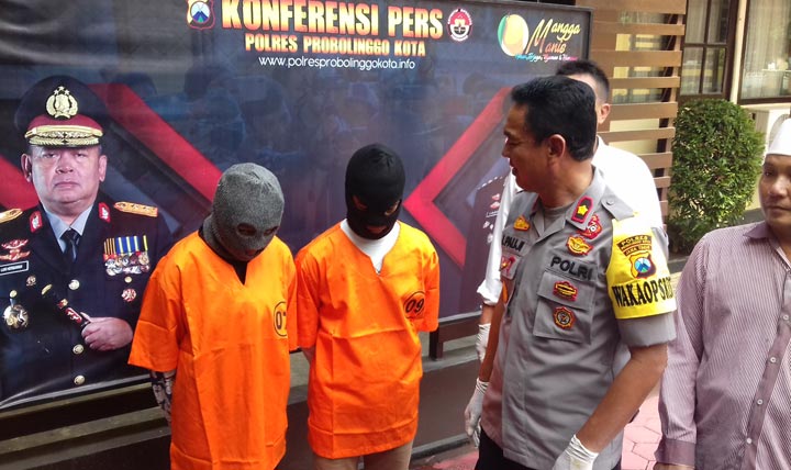 MF (17) dan NS (17), remaja asal Lumajang yang kedapatan berbuat mesum di dalam masjid.