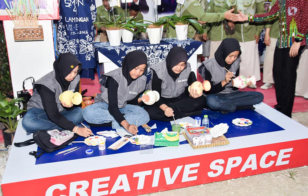 Kegiatan pameran pendidikan di kawasan Gajah Mada.
