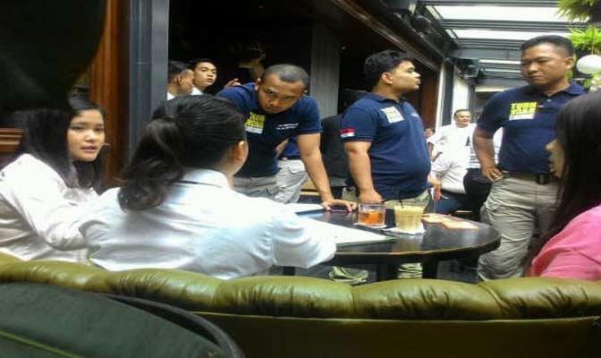 REKONSTRUKSI: Polisi saat reka ulang kasus kopi Mirna. foto: kompas