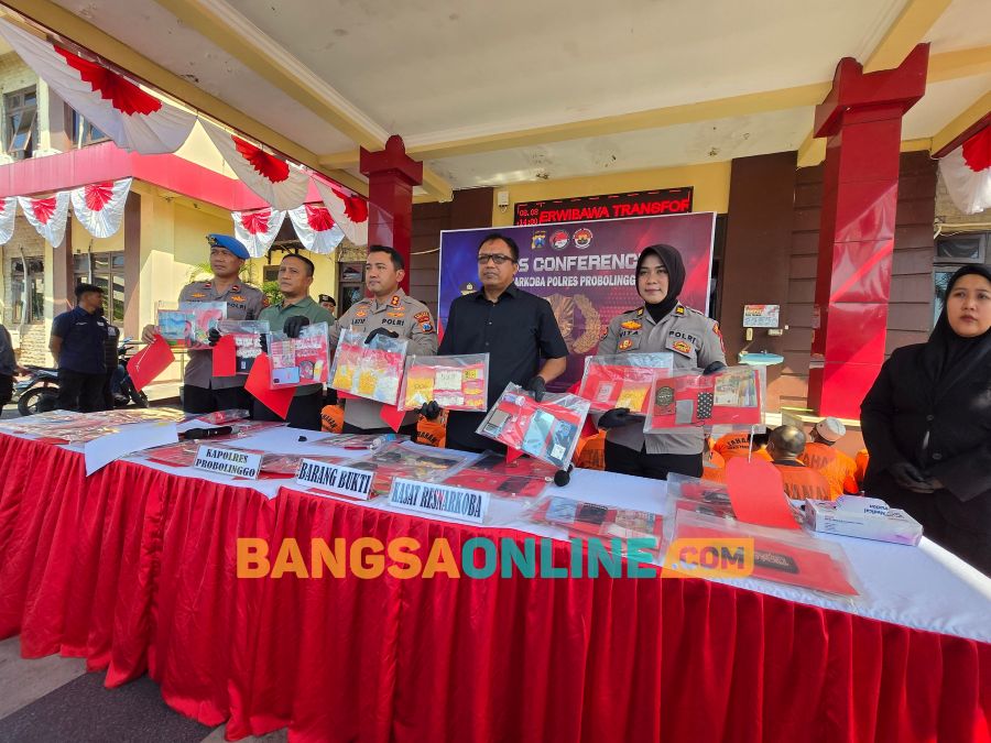 Polisi saat merilis 28 tersangka beserta barang bukti di Mapolres. Foto : Andi Sirajudin/BANGSAONLINE