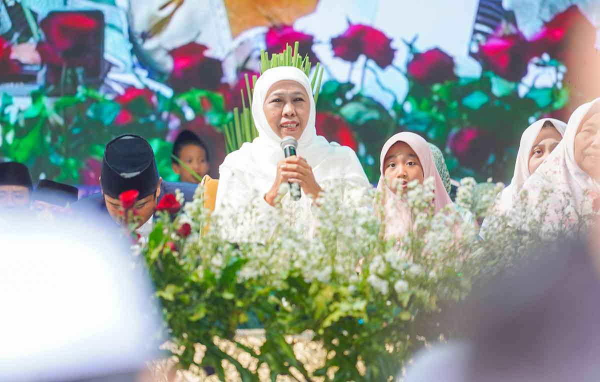 Khofifah saat menghadiri sholawatan bersama santri Pondok Pesantren Darussalam Mekar Agung Madiun.