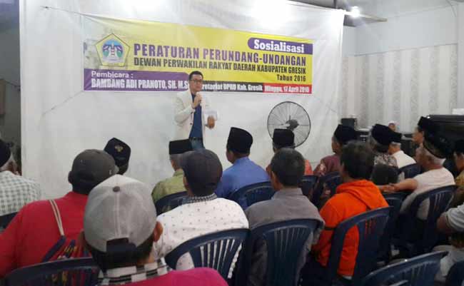 Anggota FPG DPRD Gresik, Bambang Adi Pranoto ketika sosialisasikan Perda Nomor 05 Tahun 2015. fofo: syuhud/ BANGSAONLINE