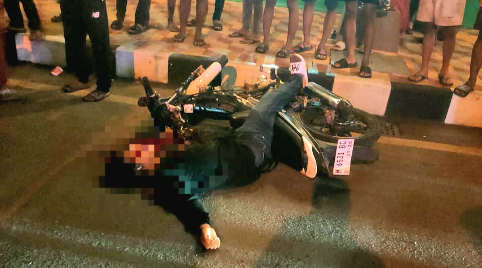 Korban tewas yang ditemukan terkapar di depan Masjid Agung Pamekasan (dok. Ist)