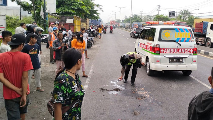 Petugas saat mengevakuasi korban kecelakaan di Jalan Raya Bypass Krian, Sidoarjo.
