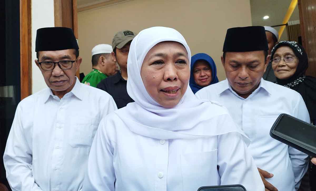 Gubernur Khofifah saat takziah ke kediaman almarhum KH Taufik Hasyim di Desa Angsanah, Kecamatan Palengaan, Pamekasan.