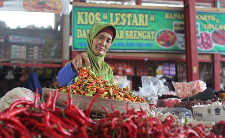 Pinasti, salah seorang pedagang bumbu dapur di Pasar Srengat Kabupaten Blitar harus menyiasati naiknya harga cabai rawit.