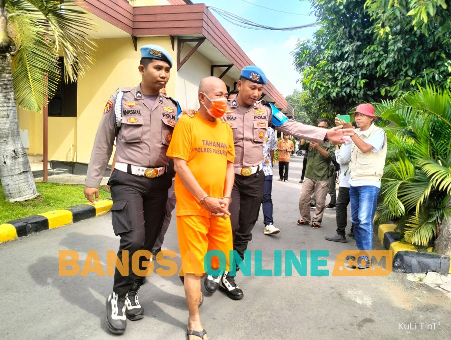 Kades Saiful Anwar saat digelandang petugas. Foto: M Andy Fachrudin/BANGSAONLINE