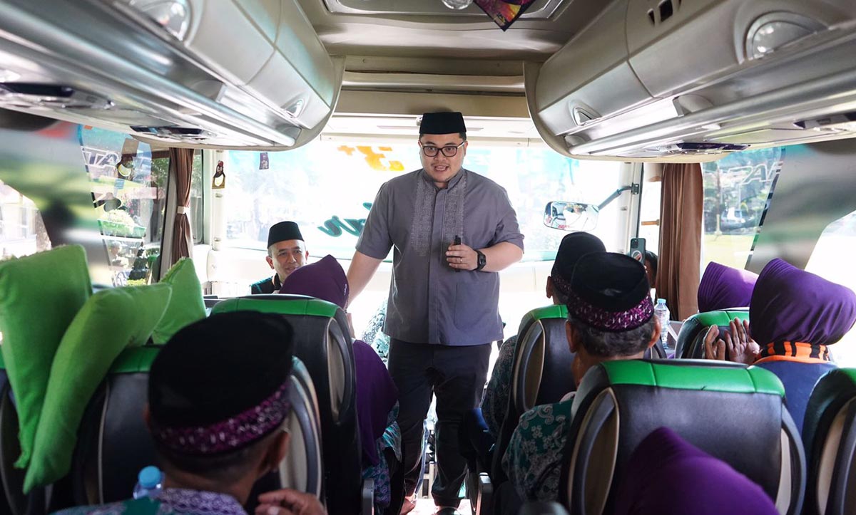 Bupati Kediri Hanindhito Himawan Pramana saat menyapa para jemaah calon haji di atas bus sebelum diberangkatkan ke Surabaya. Foto: Ist.