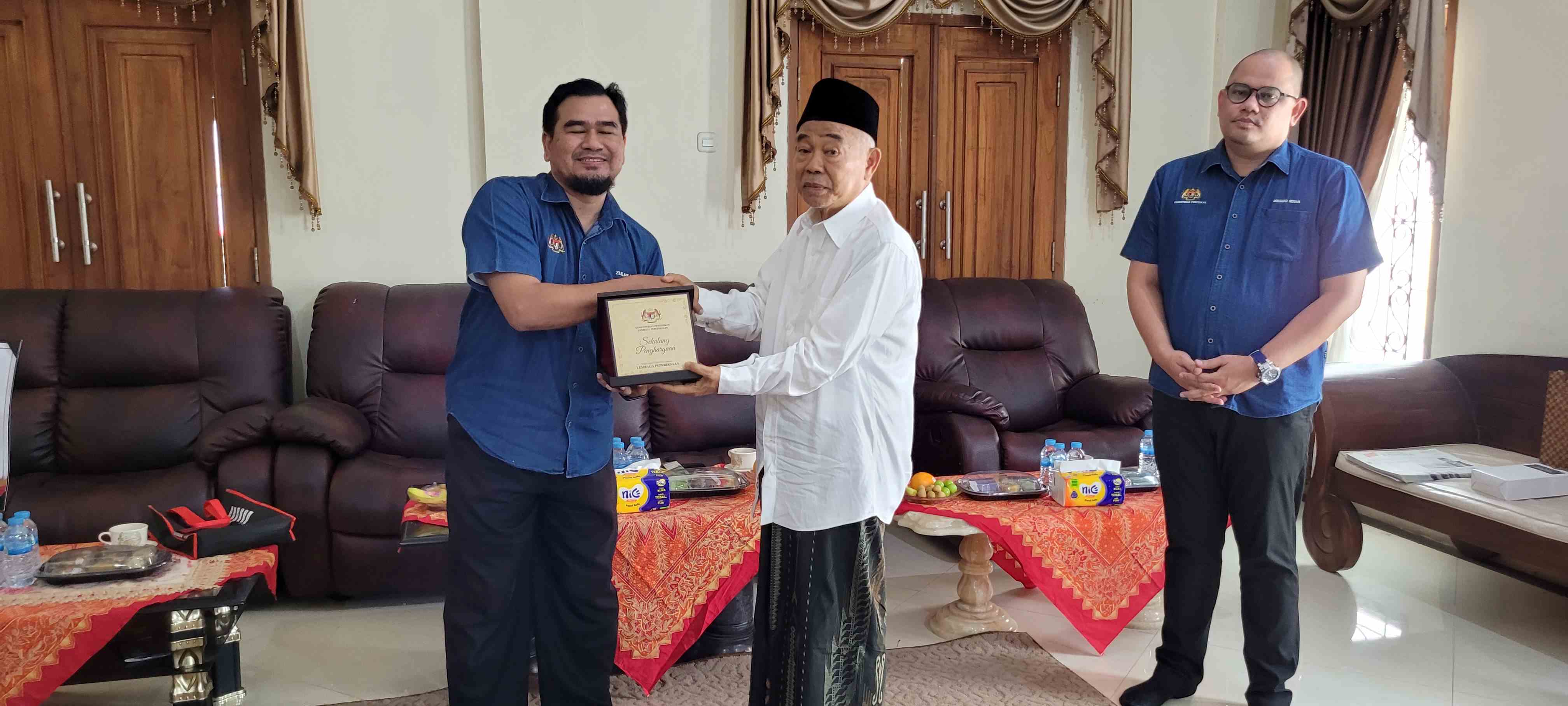 Dzulhilmi Bin Nawawi menyerahkan cindramata kepada Prof Dr KH Asep Saifuddin Challim, MA, di kediamannya Pondok Pesantren Amanatul Ummah Pacet Mojokerto, Selasa (10/9/2024). Foto: MMA/bangsaonline