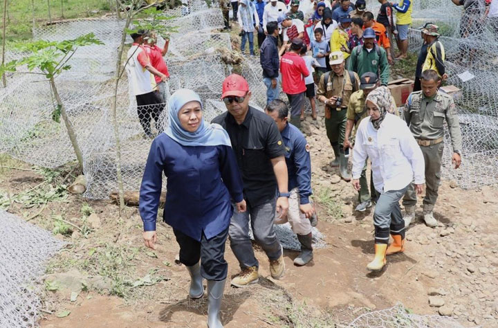 Jalan kaki melewati medan yang terjal, Gubernur Khofifah turun langsung meninjau titik-titik yang terdampak bencana banjir bandang.