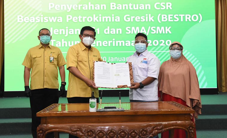 Dirut Petrokimia Gresik (dua dari kiri) bersama perwakilan penerima Bestro 2021 (dua dari kanan) didampingi SVP Umum (kiri) dan orang tua penerima Bestro (kanan) usai Penandatanganan Perjanjian Bestro.
