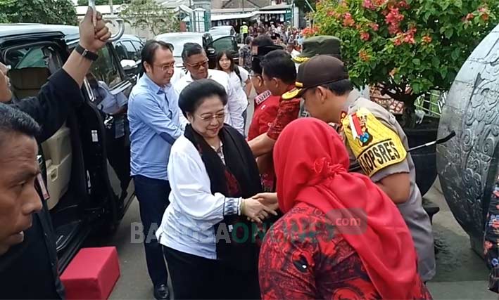 Megawati disambut sejumlah Bupati, Wakil Bupati, dan Plt Wali Kota Blitar, serta kader PDI Perjuangan Blitar Raya.
