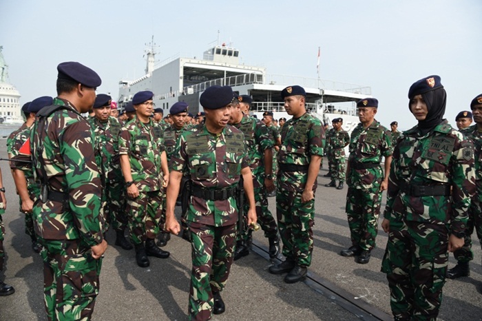 Pangkoarmada II Laksda TNI Mintoro Yulianto saat melakukan inspeksi pasukan. 