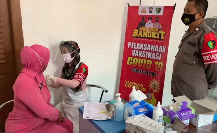 Vaksinasi Covid-19 di Klinik Pratama Polres Blitar. (foto: ist)