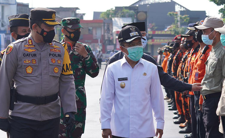 Wakil Wali Kota Batu H. Punjul Santoso bersama Kapolres Batu AKBP Catur C Wibowo saat melakukan pemantauan Apel Gelar Pasukan Operasi Ketupat Semeru 2021 di Alun-Alun Kota Batu, Rabu (5/5/2021) pagi. (foto: ist)