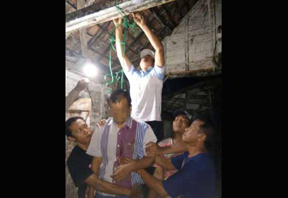 Proses evakuasi korban. foto: AHMAD/ BANGSAONLINE