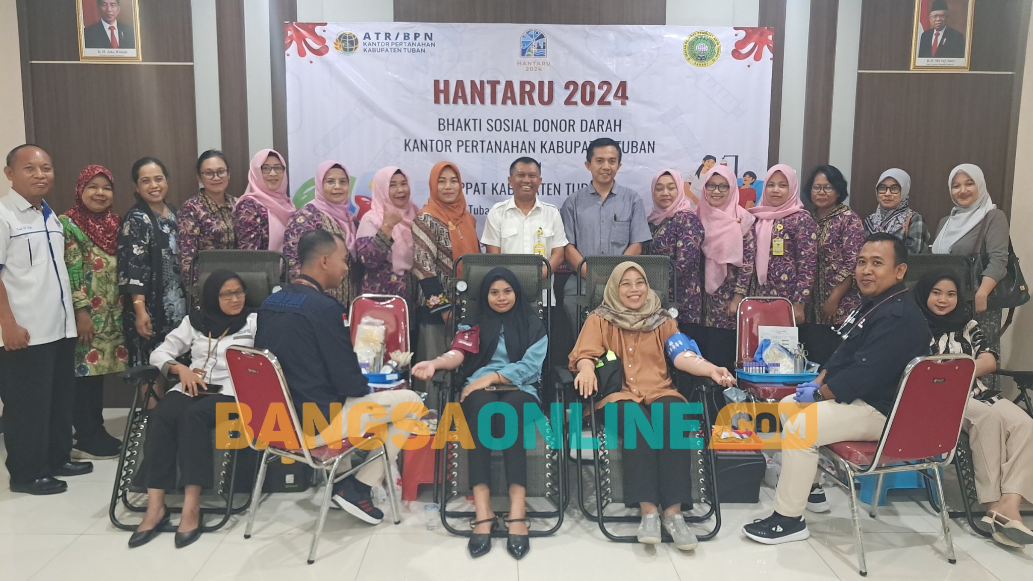 Kegiatan donor darah di Kantor ATR/BPN Tuban dalam rangka peringati Hantaru 2024. Foto: Achmad Choirudin/BANGSAONLINE